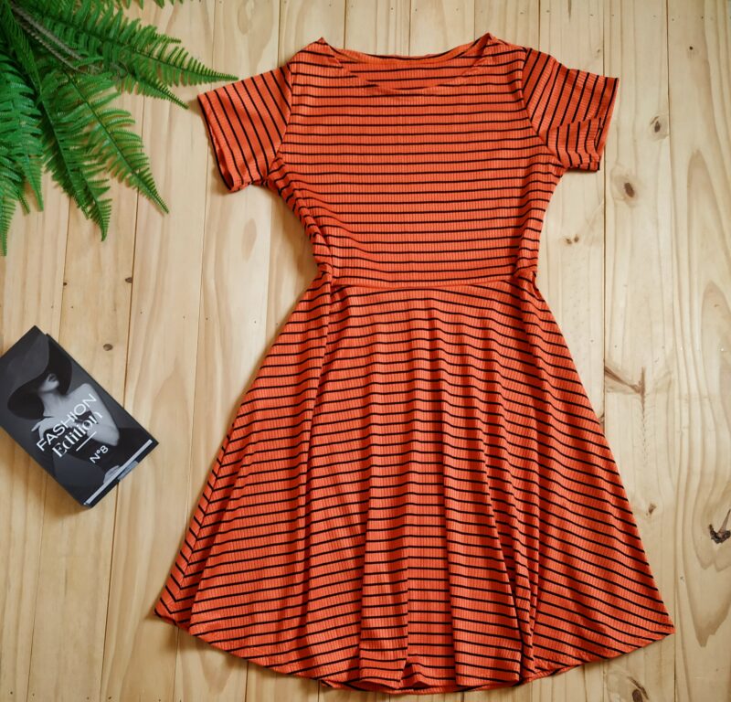 Vestido Godê Tecido Canelado cor laranja