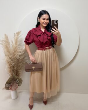 Conjunto Saia Midi em Tule + blusa babado marsala + bege