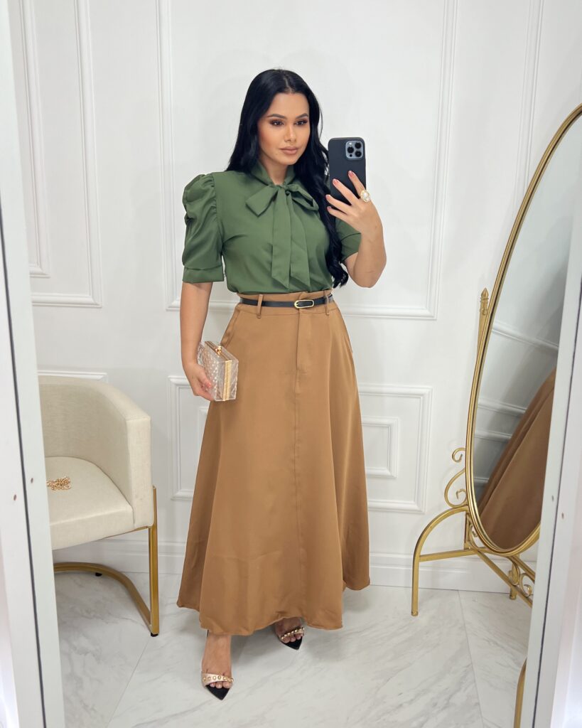Saia Alfaiataria Longa Com Bolso Funcionais cor Caqui