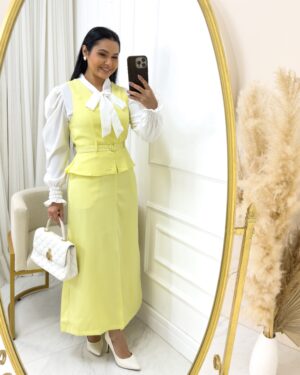 Conjunto Colete + Saia Midi em Alfaiataria com Cinto Amarelo