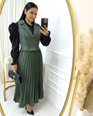 Conjunto em Alfaiataria Plissado com Colete verde