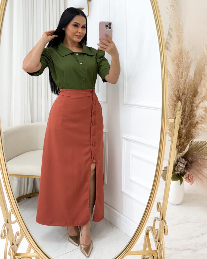 Saia Midi Tecido Alfaiataria com botão e com fenda na frente e Bolsos Funcionais Terra cota