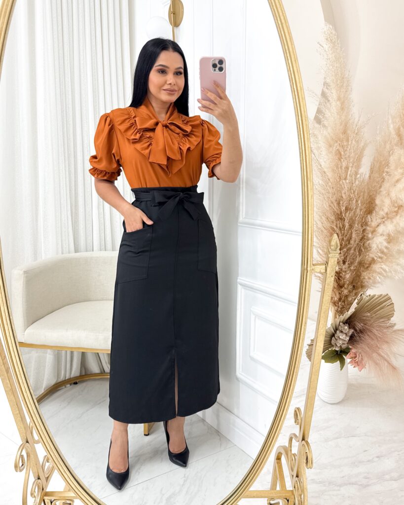 Saia Midi Tecido Alfaiataria com laço e com fenda na frente e Bolsos Funcionais Preto