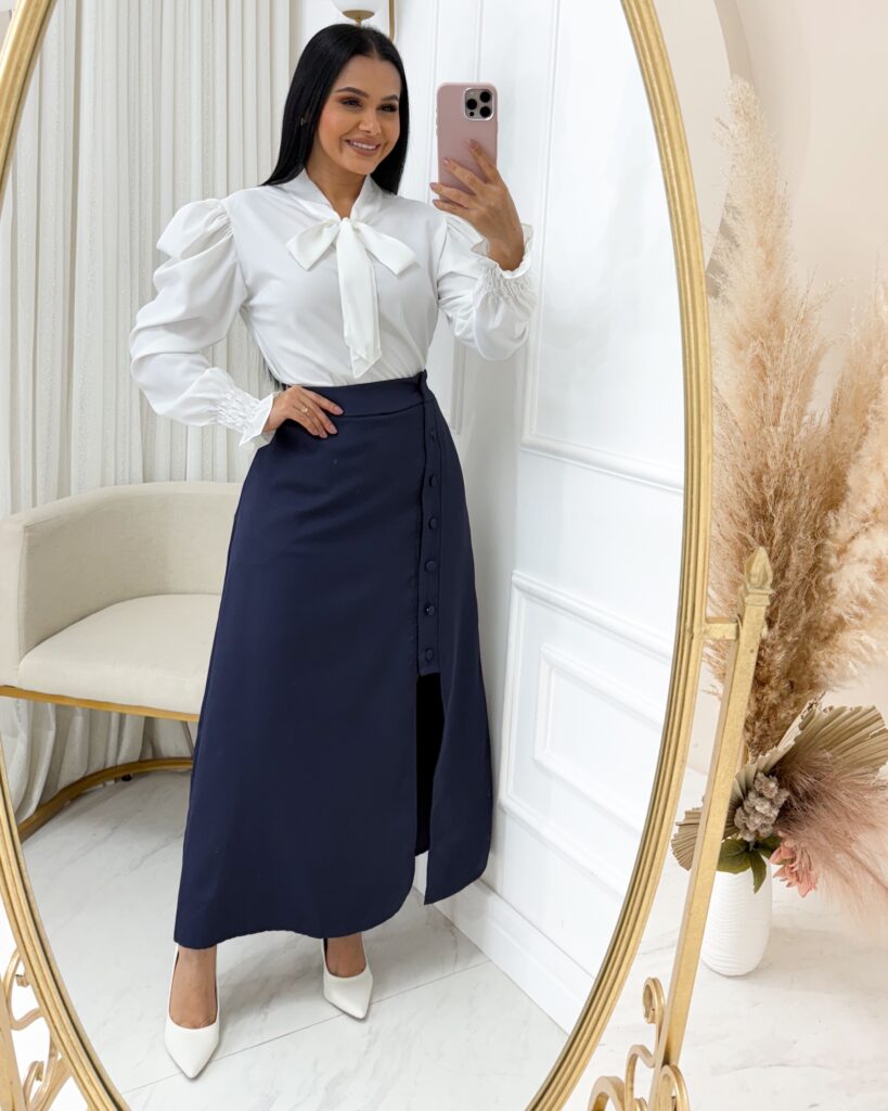 Saia Midi Tecido Alfaiataria com botão e com fenda na frente e Bolsos Funcionais Azul marinho
