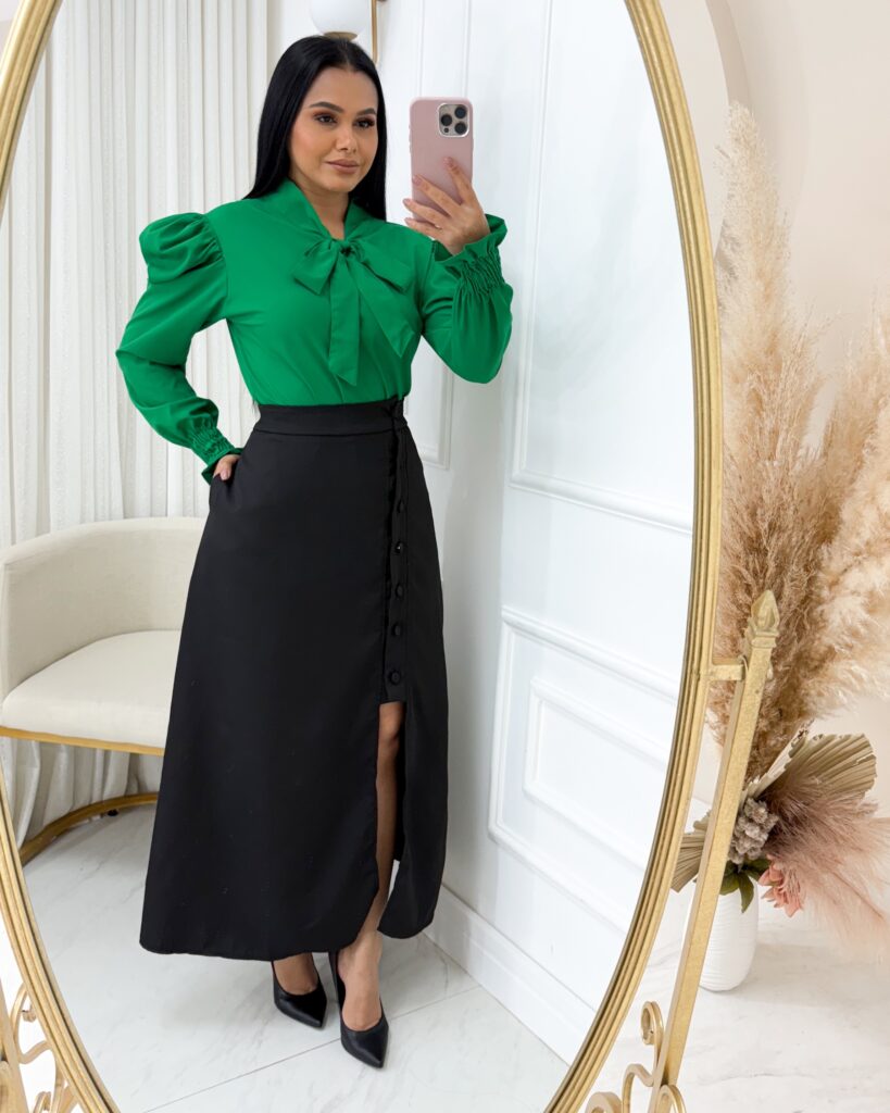 Saia Midi Tecido Alfaiataria com botão e com fenda na frente e Bolsos Funcionais Preto