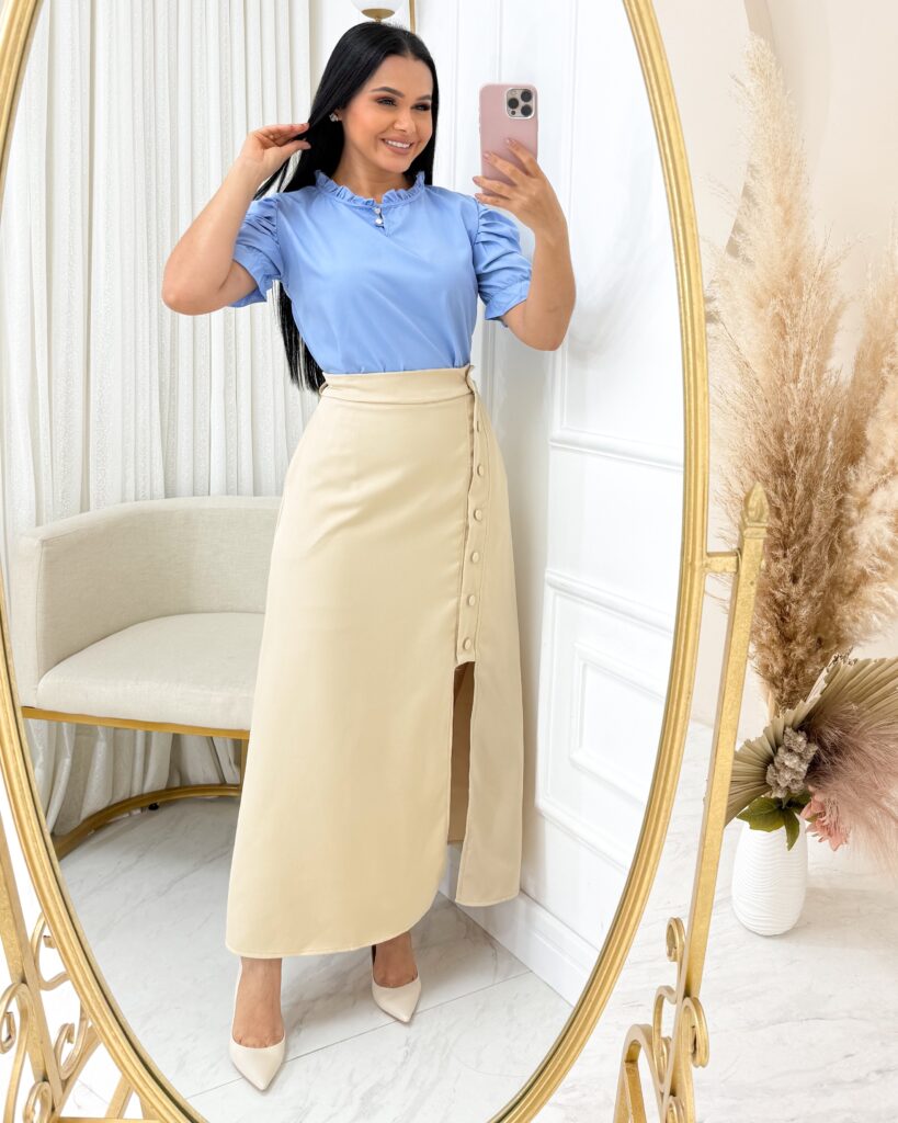 Saia Midi Tecido Alfaiataria com botão e com fenda na frente e Bolsos Funcionais Bege