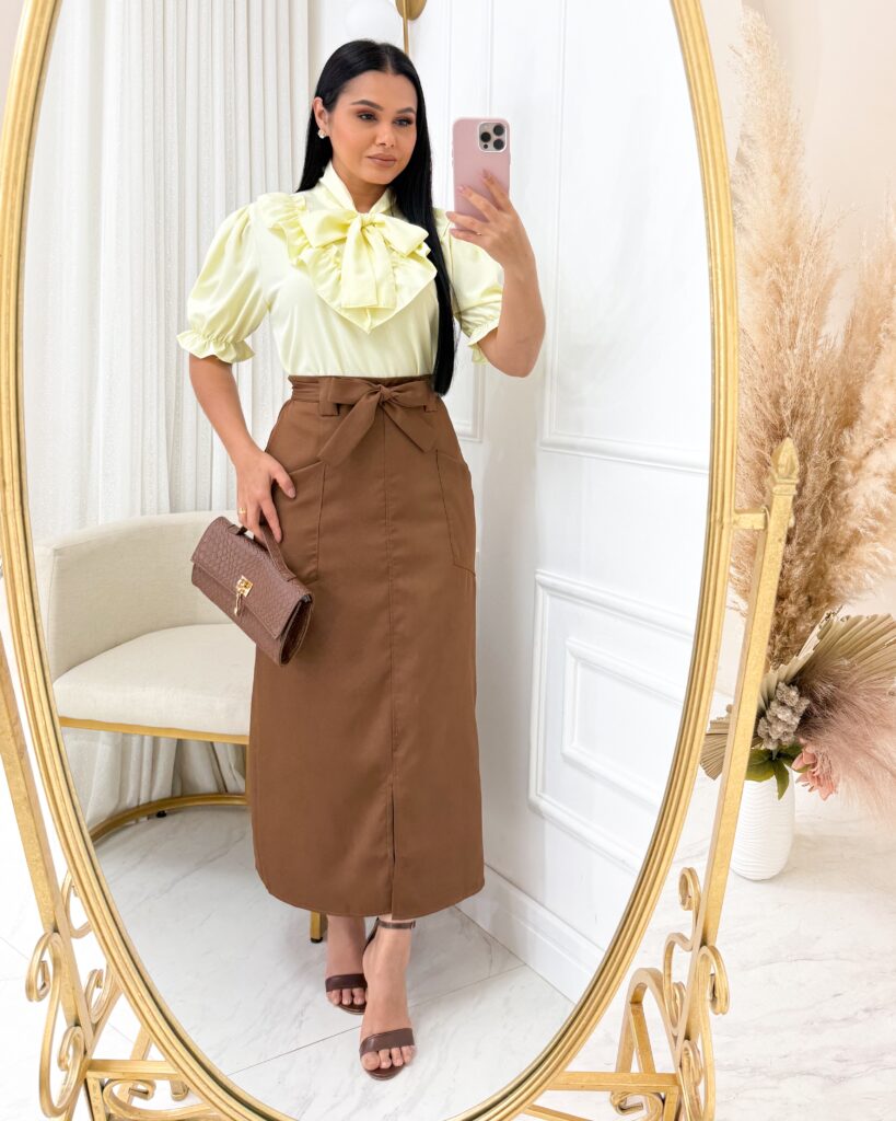 Saia Midi Tecido Alfaiataria com laço e com fenda na frente e Bolsos Funcionais Marrom