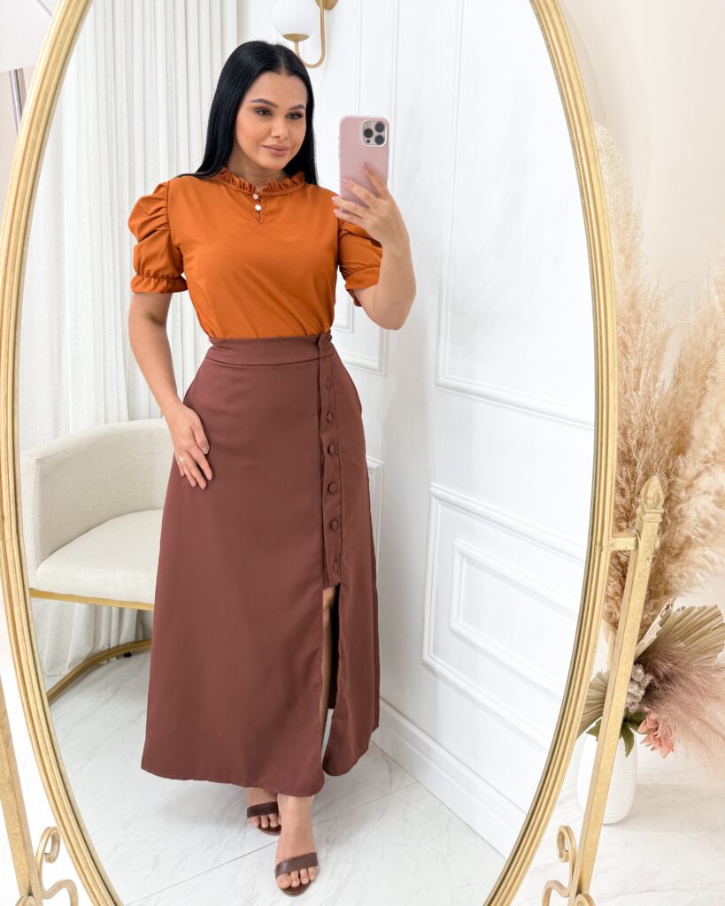 Saia Midi Tecido Alfaiataria com botão e com fenda na frente e Bolsos Funcionais Marrom