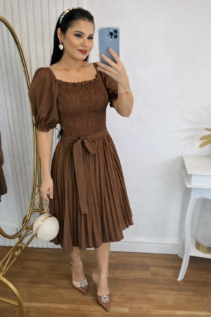 Vestido Plissado Midi Forrado Tecido Crepe Seda com lastex-Marrom