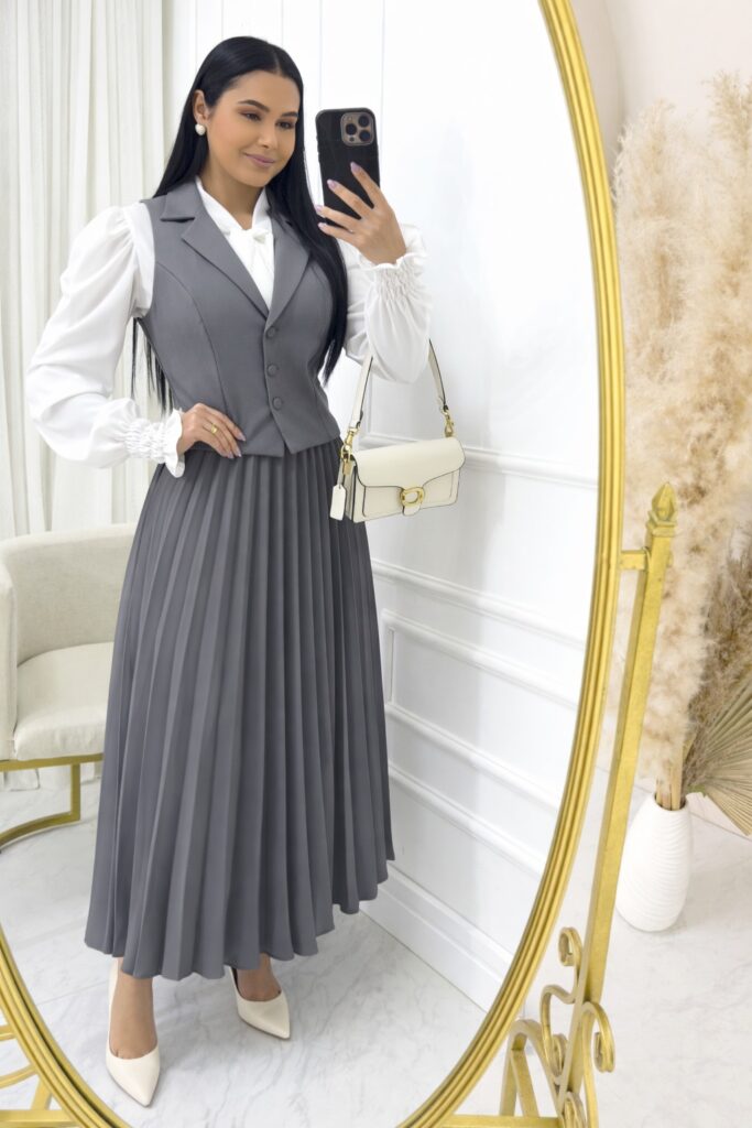Conjunto em Alfaiataria Plissado com Colete Cinza