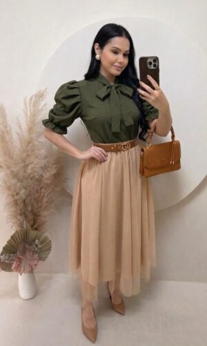Conjunto Saia Midi em Tule + blusa Cor verde militar + saia bege