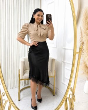 Saia Midi em Cetim Assimétrica com renda Preto