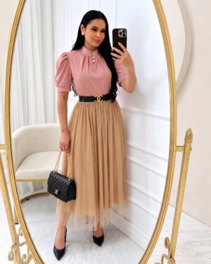 Conjunto Saia Midi em Tule + blusa rose + saia bege