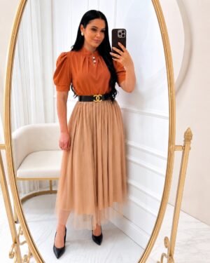 Conjunto Saia Midi em Tule + blusa terra cota + saia bege